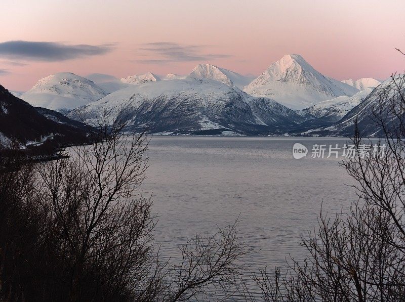 白雪皑皑的林根阿尔卑斯山峰在黎明与粉红色的地平线- 5